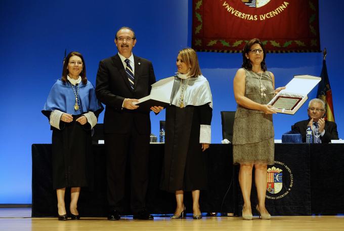 La Facultad de Ciencias de la Salud de la Universidad de Alicante homenajea al CECOVA por su compromiso con el desarrollo profesional y la investigación