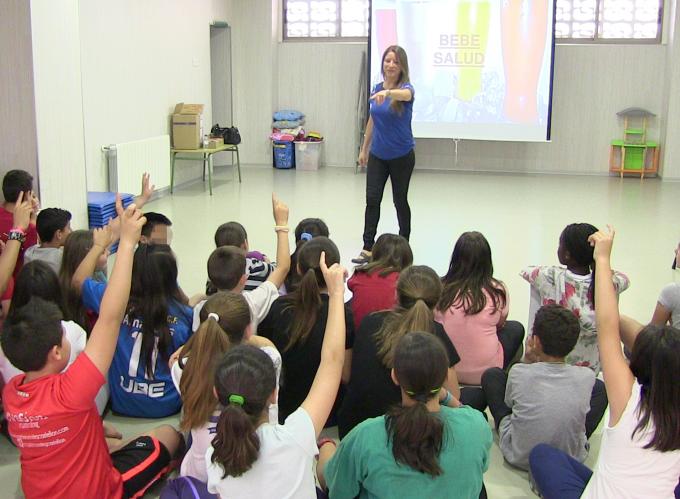 Las enfermeras escolares enseñan a los alumnos de Castellón los peligros del consumo de alcohol