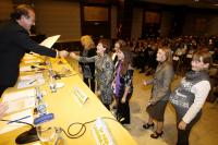 El presidente del CECOVA entrega el primer premio de la octava edición del Premio CECOVA a las enfermeras escolares ganadoras.